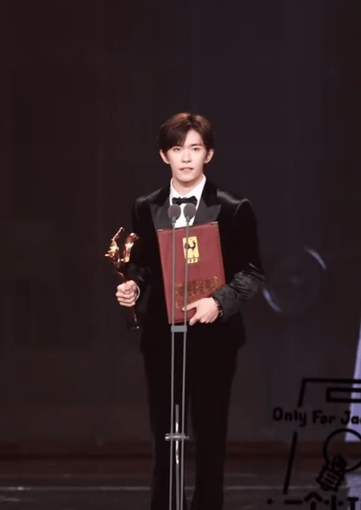 考古|惠英红自曝拿奖后谈百倍涨薪！拍打戏至残疾阑尾手术后7天复工，她的人生是拼出来的