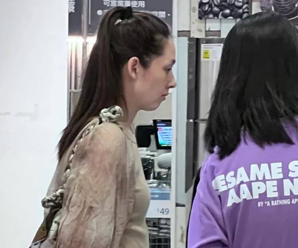 原创            41岁郭碧婷近照曝光！独自带孩子出街面容憔悴，嫁入豪门照样受累