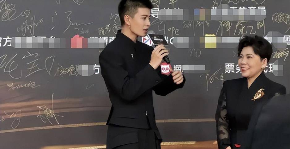 原创            此次，任嘉伦与邓亚萍跨界合作，揭示了于正最后的“尊严”