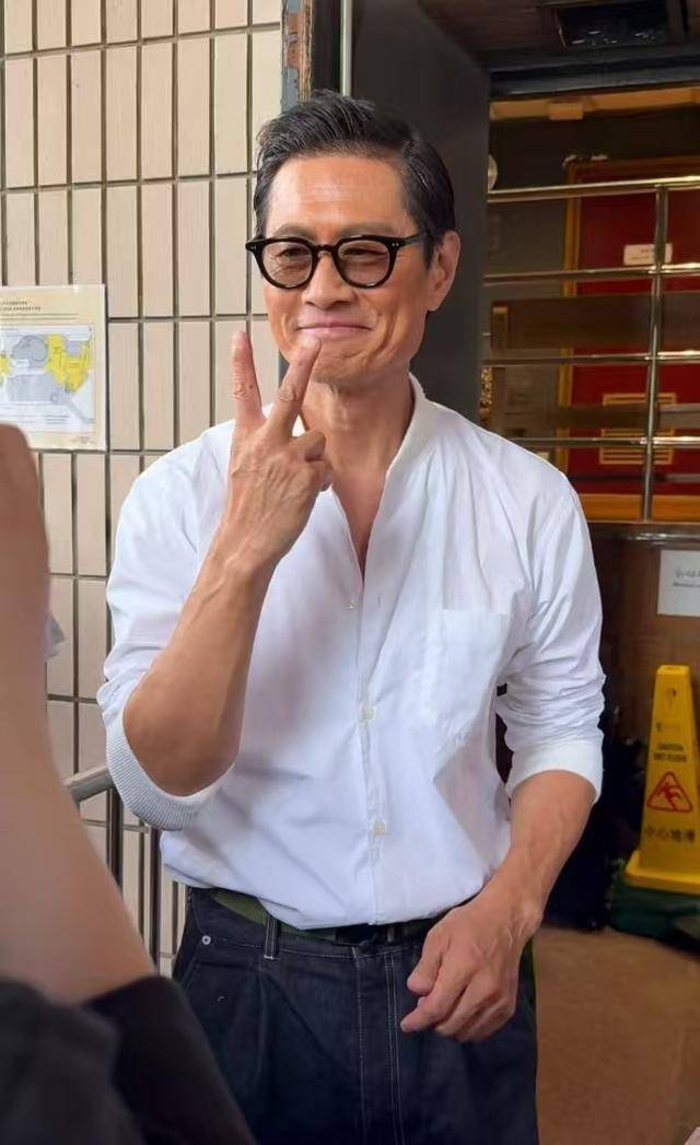 TVB前型佬男星被指断崖式暴瘦！脸颊凹陷现老态，自曝是压力太大