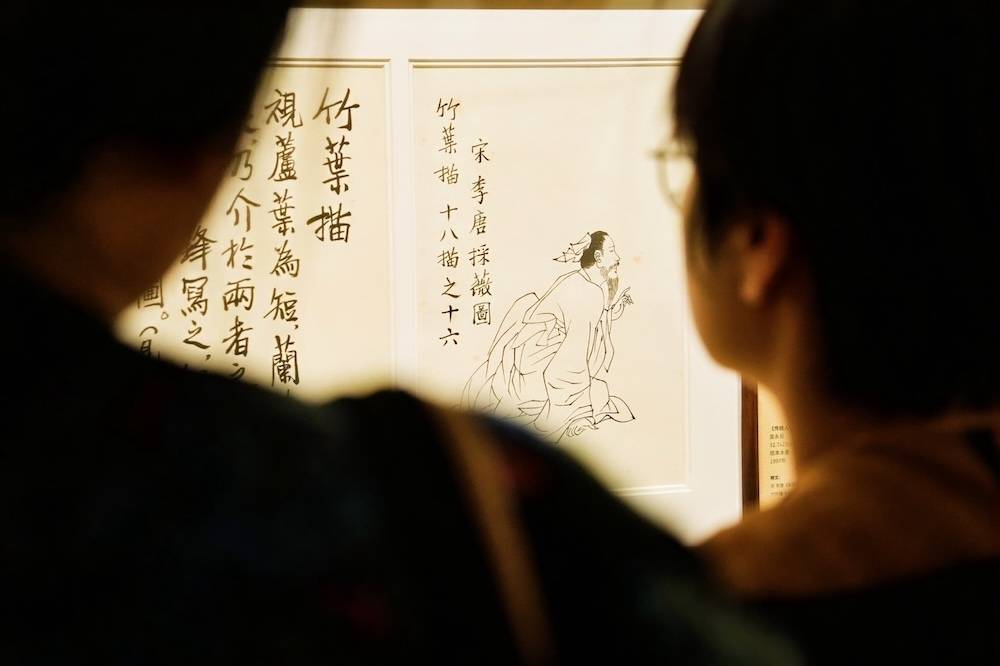 复旦大学老校门边上，复旦艺术馆四展齐开