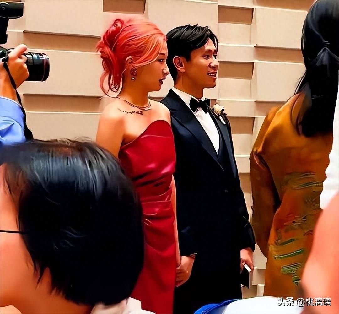 原创            刘欢嫁女细节曝光，卢璐红装送祝福，女婿贴心整理裙摆，好幸福