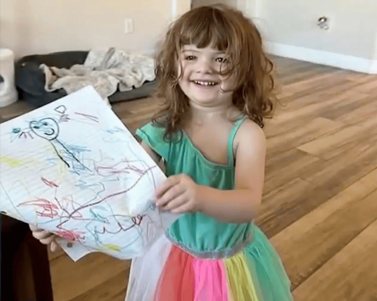 42℃高温下，美国一父亲在家看片喝酒，将2岁女儿留在车内致身亡，入狱前自杀