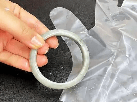手镯戴久了取不下来？珠宝店老板教我一招，用一个手套10秒取下，方便又快速