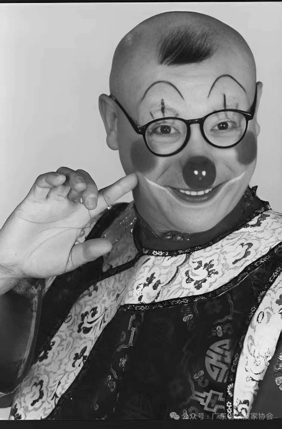 78岁艺术家舞台倒地后逝世，是首位登上春晚舞台的杂技演员，事发时他正在台上扮演“小丑叔叔”