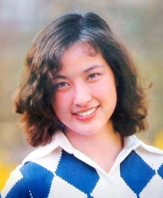 原创            65 岁刘晓庆泳装照惊艳：新片演警花难掩老态，为美太拼