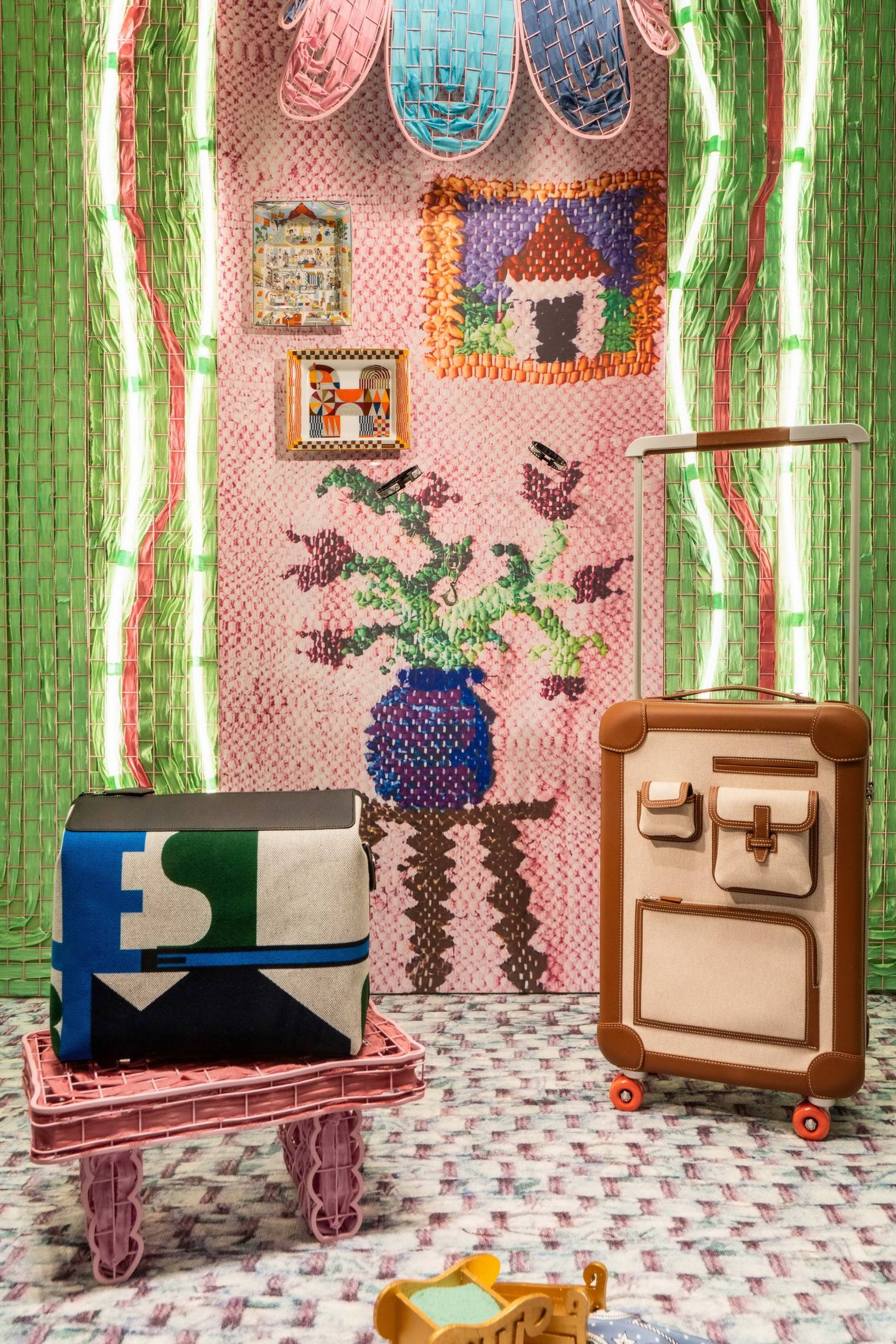 爱马仕诚邀法国艺术家 Delphine Dénéréaz 女士 为上海“爱马仕之家”打造冬季主题橱窗