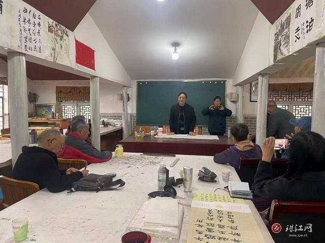 古城街道堂琅社区开展“笔尖传情墨香社区”书法培训课