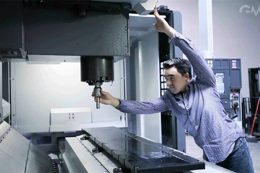 陶瓷精雕机高效自动换刀系统：重构陶瓷加工的成本与运维逻辑