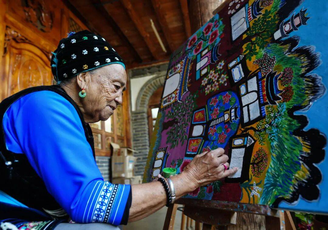 【苍洱处处石榴红 籽籽同心爱中华】92岁白族奶奶的画家逆袭之路