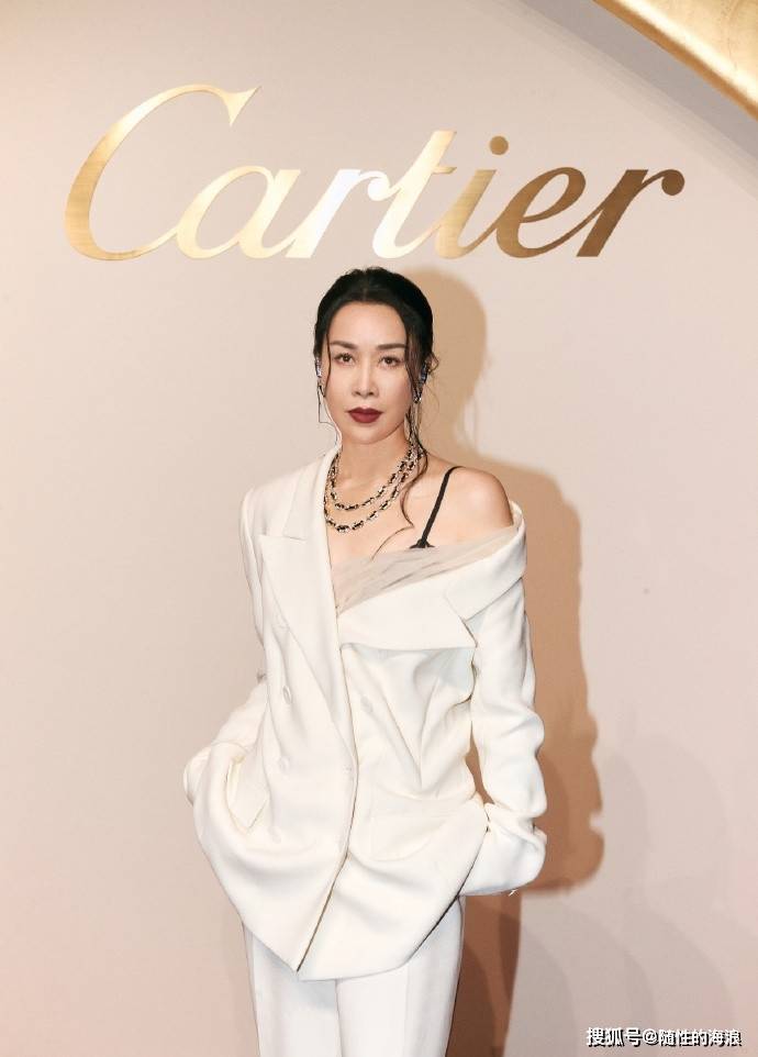 那英参加北京卡地亚高级珠宝晚宴，身穿高定系列白色露肩西装，飒爽利落！