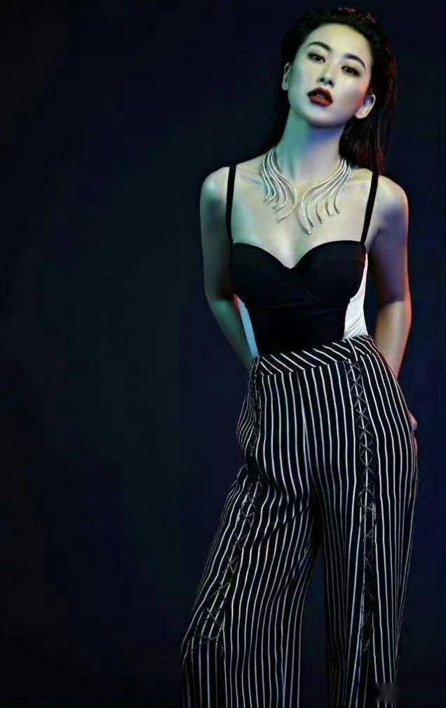 朱珠早年性感写真，大秀傲人身材