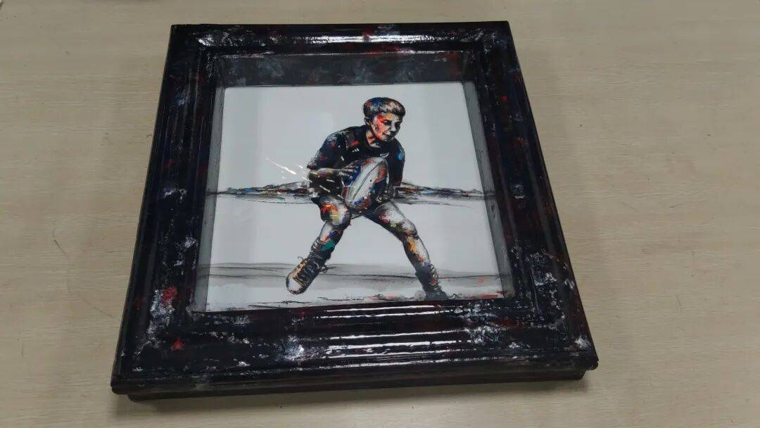 深圳海关一做工粗糙的黑色相框内发现暗格，内藏冰毒20.8kg