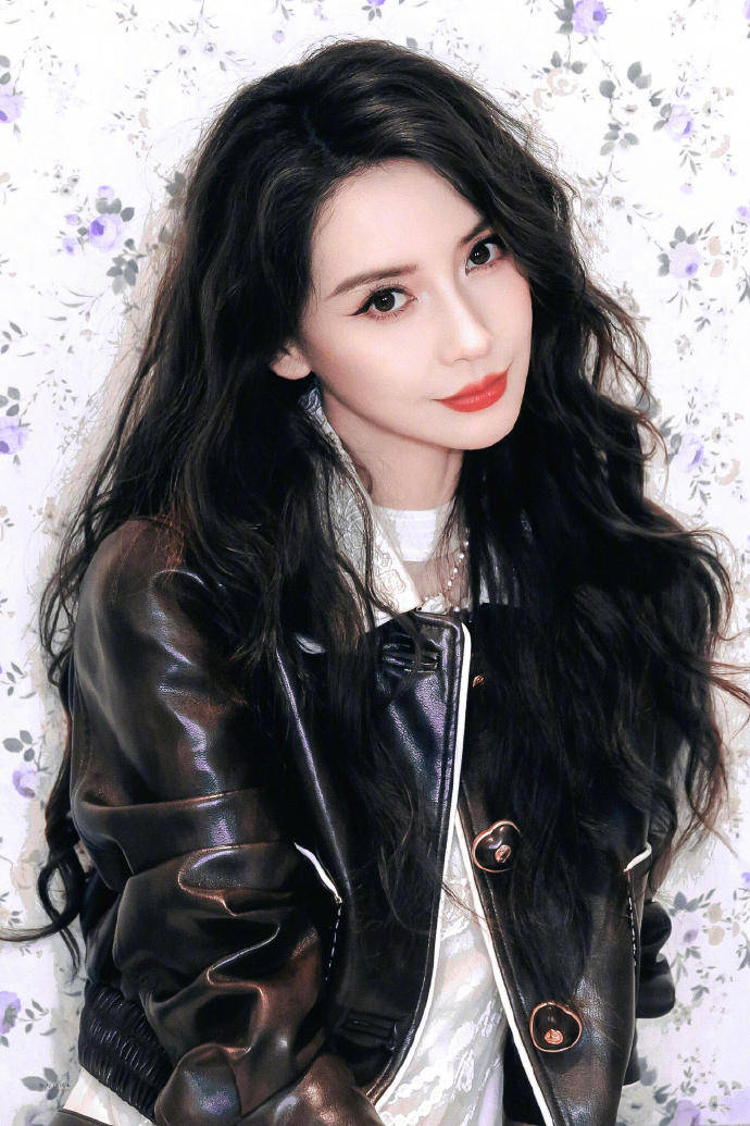 原创            Angelababy染黑发了！梦回国民综艺女神时期绝对美爆了