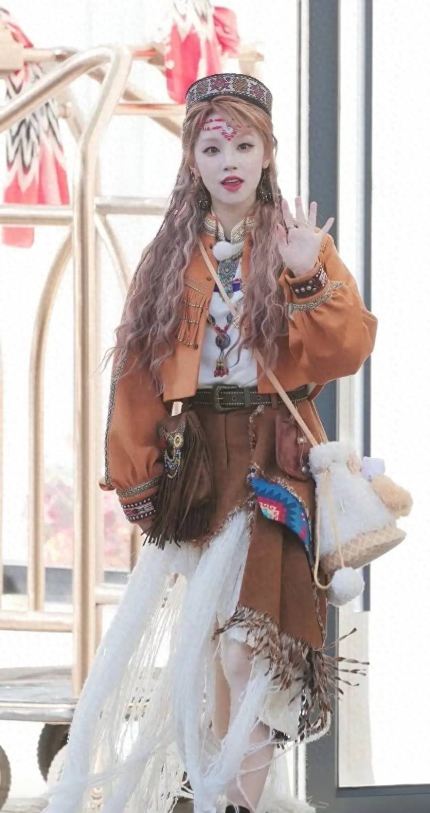 原创            《跑男》路透沙溢亲宋雨琦！女方迅速推开，同是已婚郑恺做法超赞