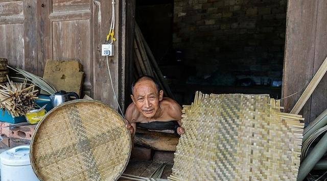 1976年，农民26岁受伤瘫痪，趴在门槛上赚钱，靠编竹编养大女儿