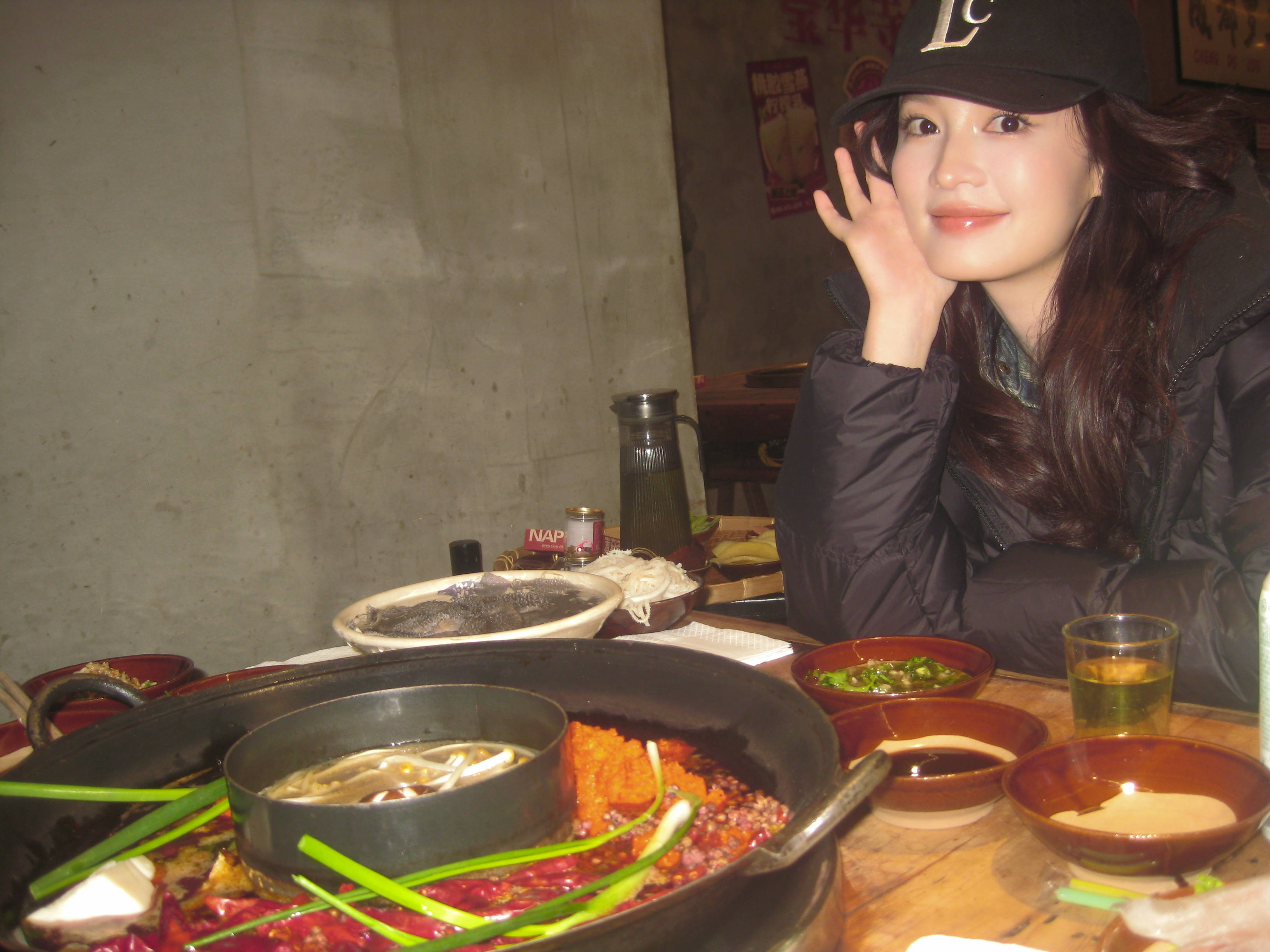 李沁戴鸭舌帽吃火锅 对镜比耶笑容甜美心情超好