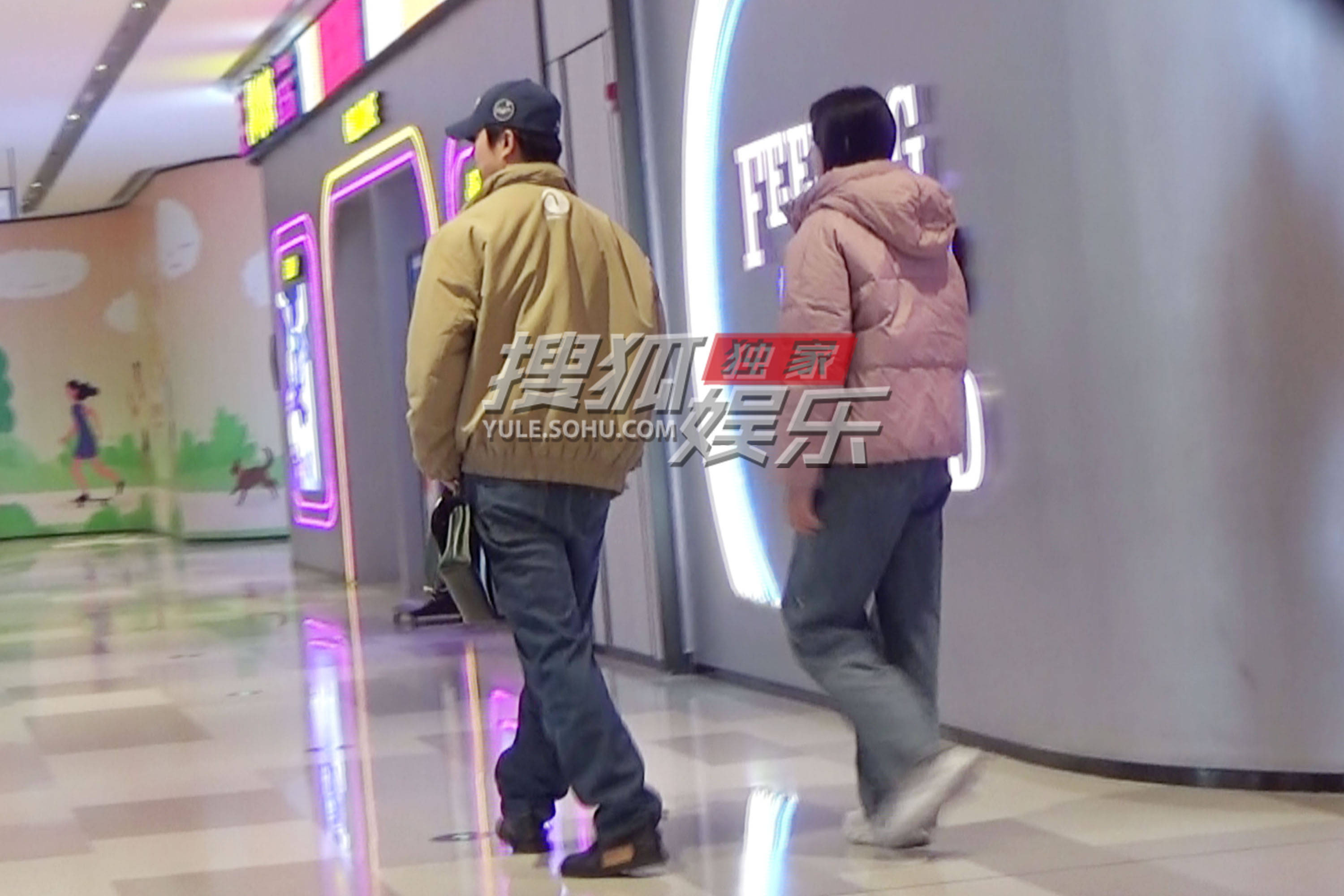 章涛和艾晓琪逛商场全程拍照 甜蜜气息扑面而来