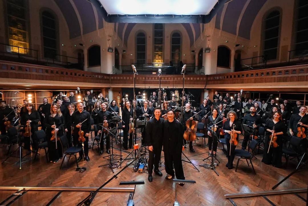 陈奕迅伦敦奏响《K歌之王AIR》， 管弦乐磅礡中激动落泪