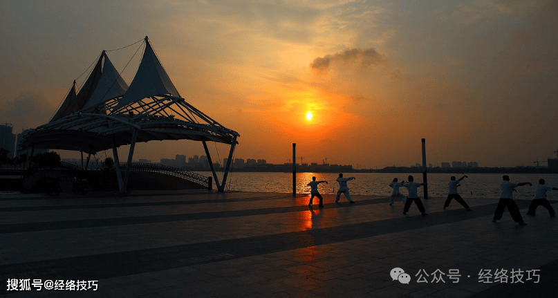 原创            晨练要“少而精”！这4个动作组合，每天几分钟全身锻炼到位