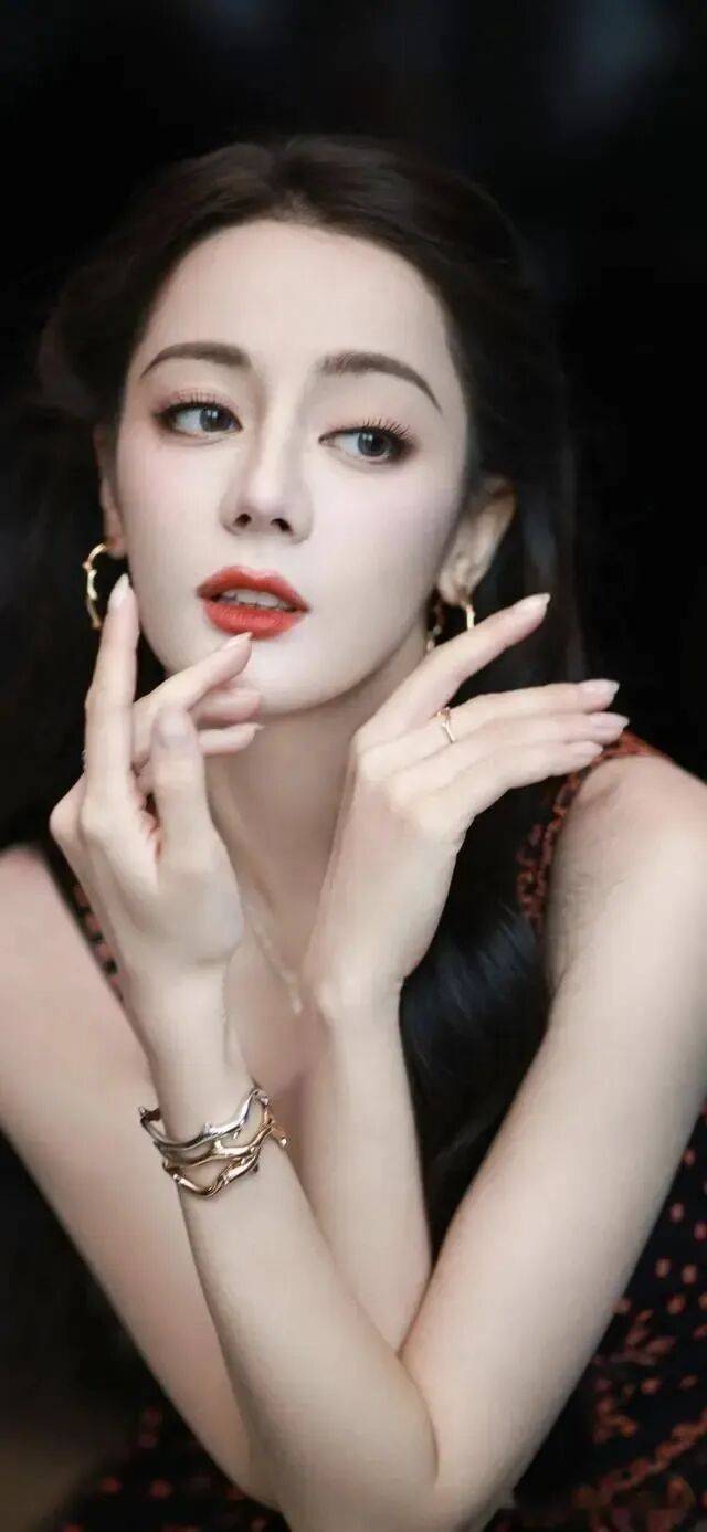 迪丽热巴靓丽写真美爆了！雪肤玉貌身材火辣太性感撩人