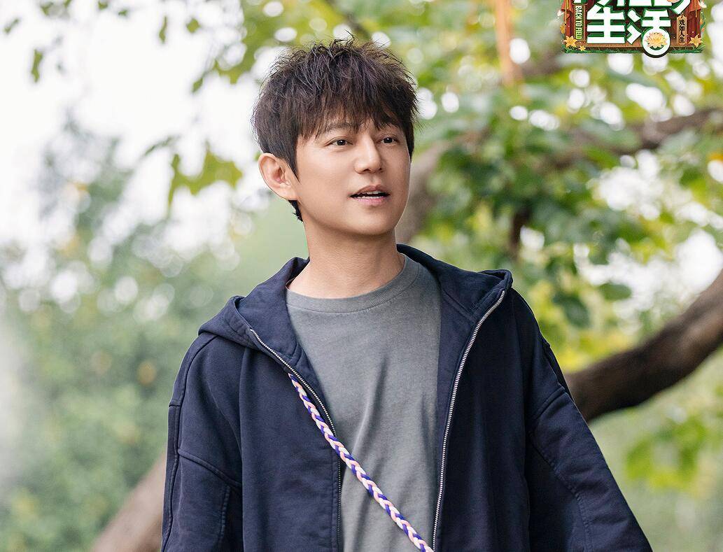 原创            《向往8》热播，张子枫学坏了，黄磊太偏心，何炅和彭昱畅情商高