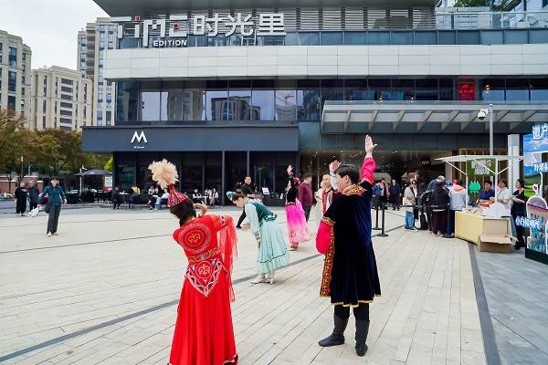 歌舞快闪燃动申城，新疆塔城邀上海市民探秘“油画草原圣地”