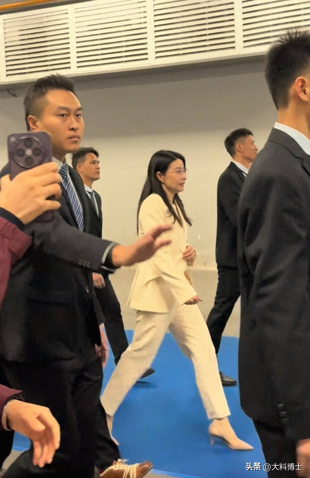原创            郭晶晶高调亮相广州，6名安保护卫，躬身与人握手，发言令人钦佩