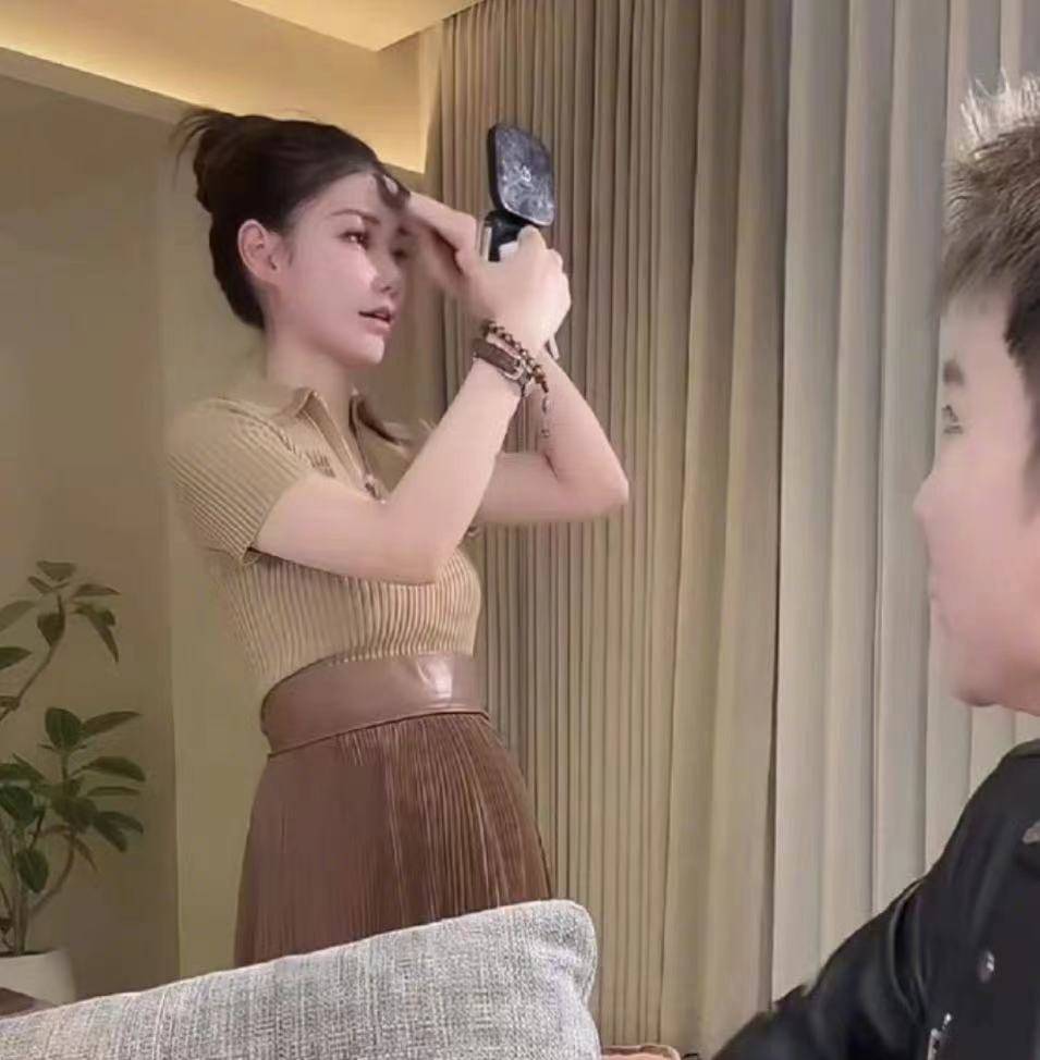 原创            马筱梅孕相显著，精气神也很不错，完全就是麻六记女主人的担当