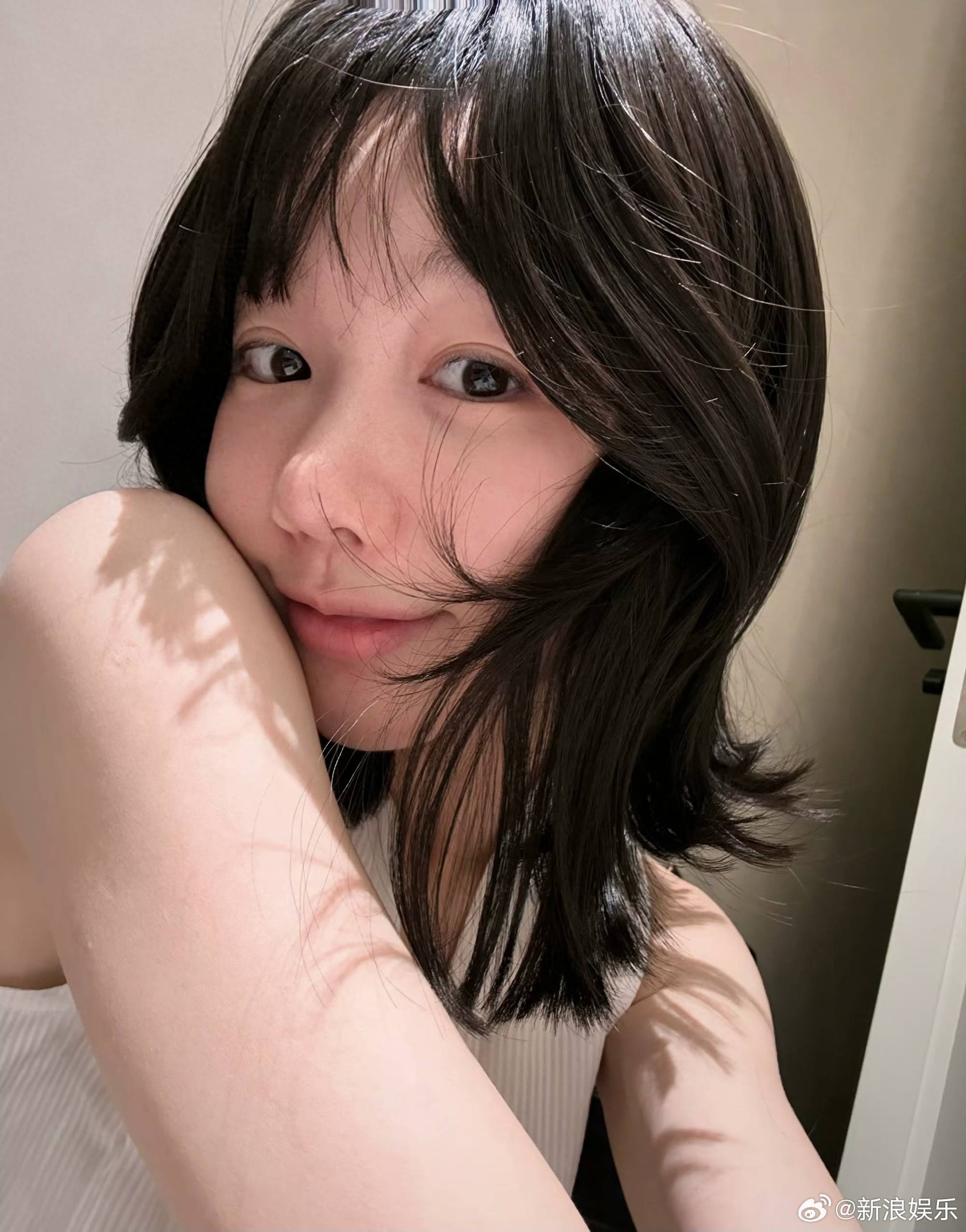 原创            吴俊霆亲吻徐梦洁的手背，这举动是否意味着他们的关系即将升级？