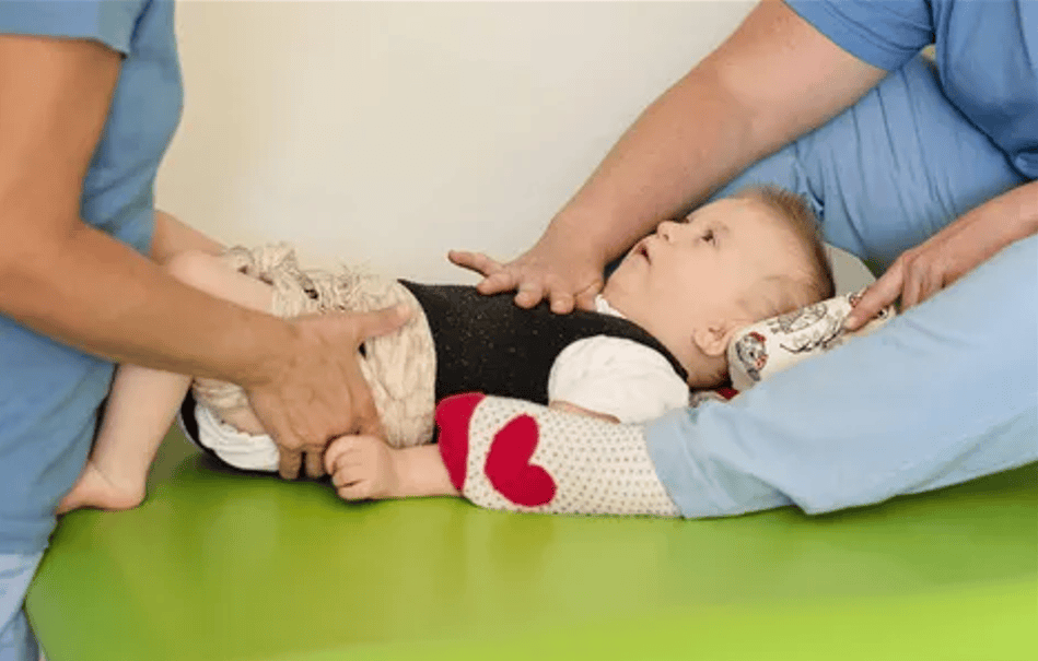 宝宝腹股沟鼓包？别乱判！3 招分清疝气和淋巴结肿大