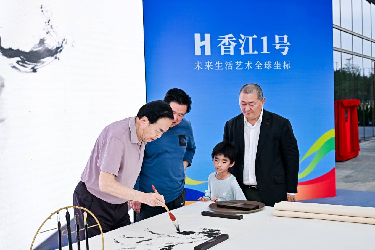 融合艺术、体育与未来生活理念 袁熙坤艺术展亮相广州