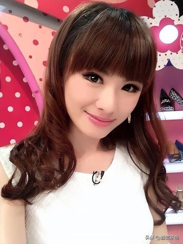 原创            上海主持人万蒂妮，45岁生二胎儿女双全，丈夫是小学同学很幸福