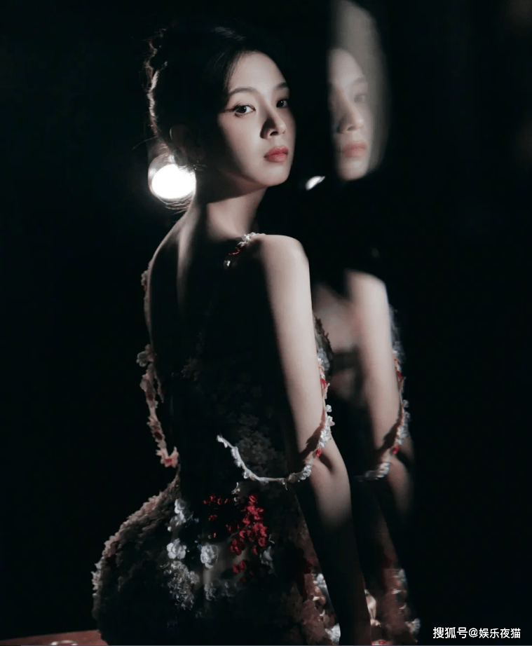 女星穿搭陈瑶彩色花卉刺绣礼服裙，明艳又吸睛