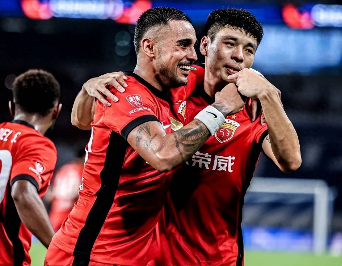 原创            搞笑！名记扬言上海海港夺冠就跳江，遭网友起哄：快兑现承诺！