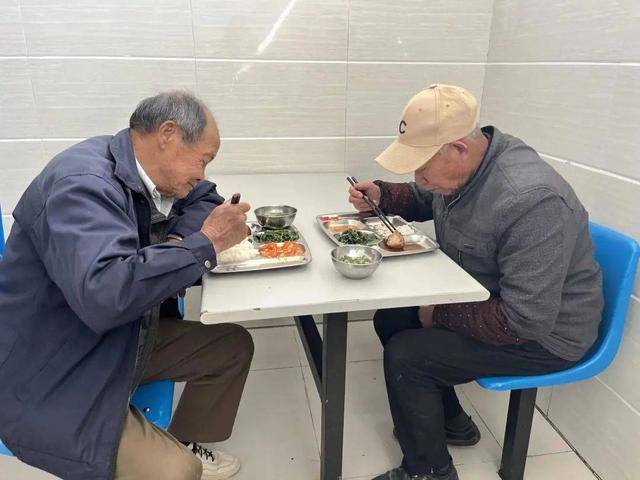 原创            老人晚饭吃太晚伤身体？医生提醒：60岁后，晚饭尽量在这个时间吃