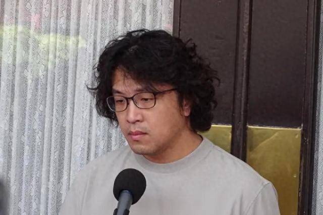 原创            行程全剧终，沈伯洋返回台湾，下飞机后紧闭双眼，解放军四面围岛