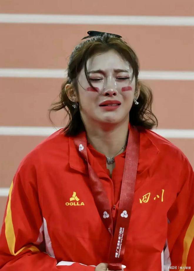 原创            吴艳妮100米栏银牌领奖台上泪洒，教练话语难解，无人共鸣