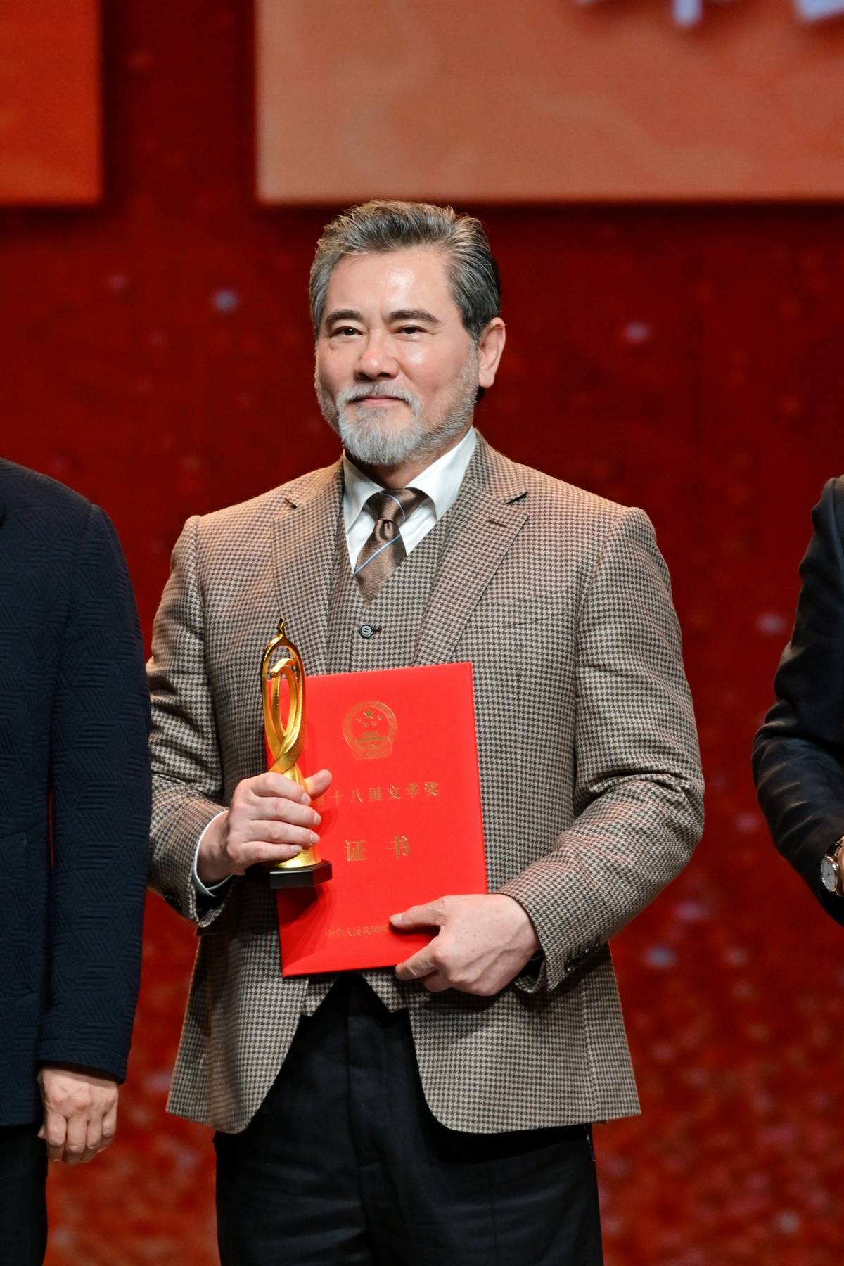 央华、大麦助推话剧《鳄鱼》登上国家级艺术殿堂，主演赵文瑄获文华表演奖