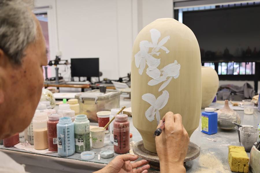 年逾八旬的陶瓷艺术家为何奔赴金山这个古镇？