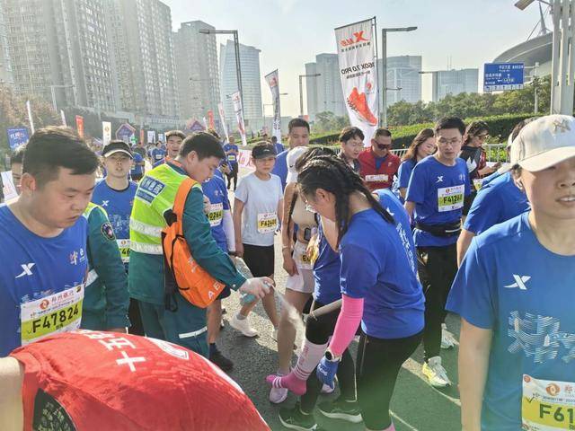 94名急救人员，30台救护车护航2025郑州马拉松