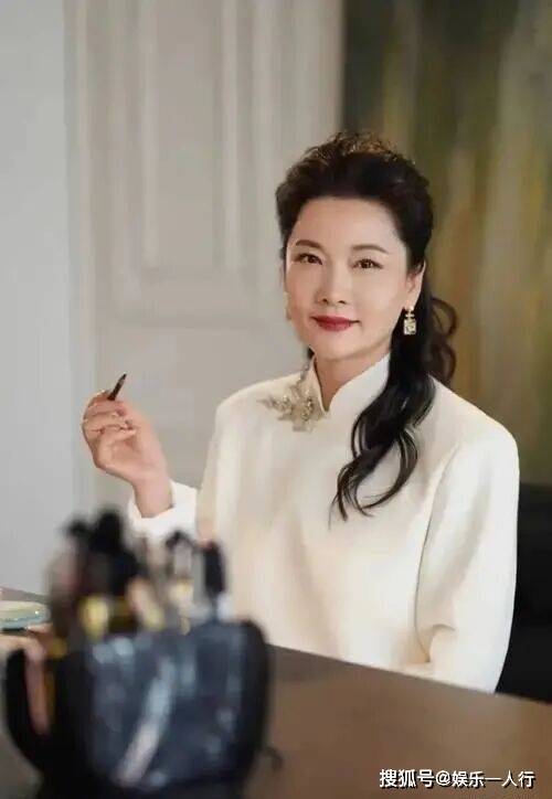 原创            何赛飞一句话让人后背发凉：“现在网络特别方便，几句话可能就让一个孩子没了”