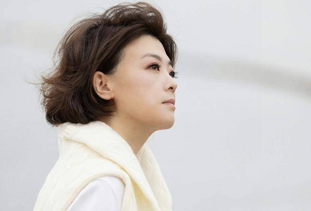 香港知名女星正在打离婚官司，遭家暴强忍20年，公开儿子患自闭症