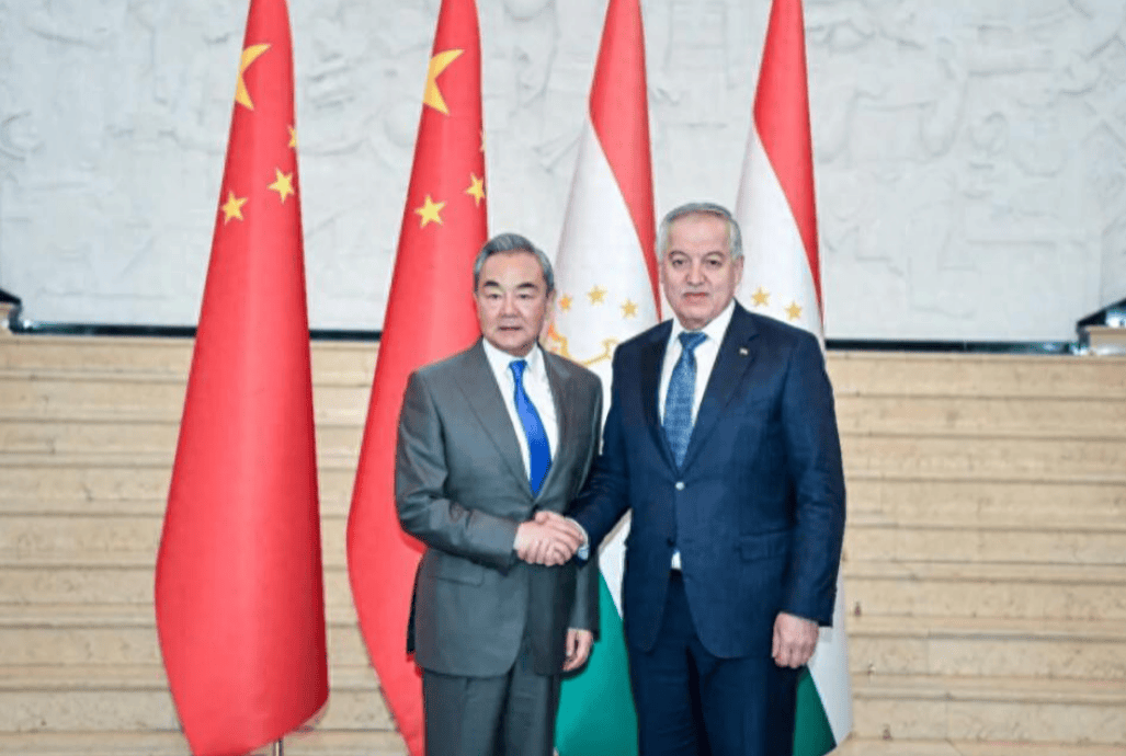 日本人自己都不敢相信，王毅刚撂下重话，高市早苗就能在G20当众出尽洋相