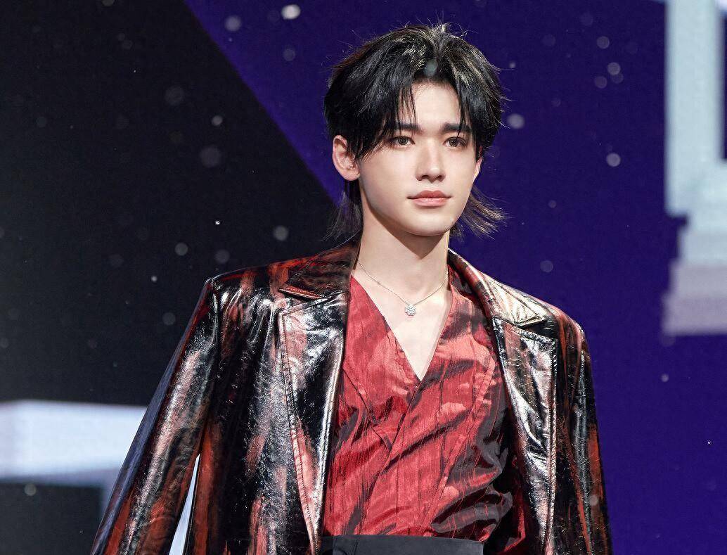 假摔被识破，栽赃没成功，和关晓彤配合却意外默契，宋亚轩这波操作真绝了