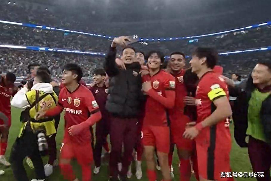 原创            众生相！海港3夺中超冠军：全队抱成一团跳舞庆祝，武磊眼眶湿润