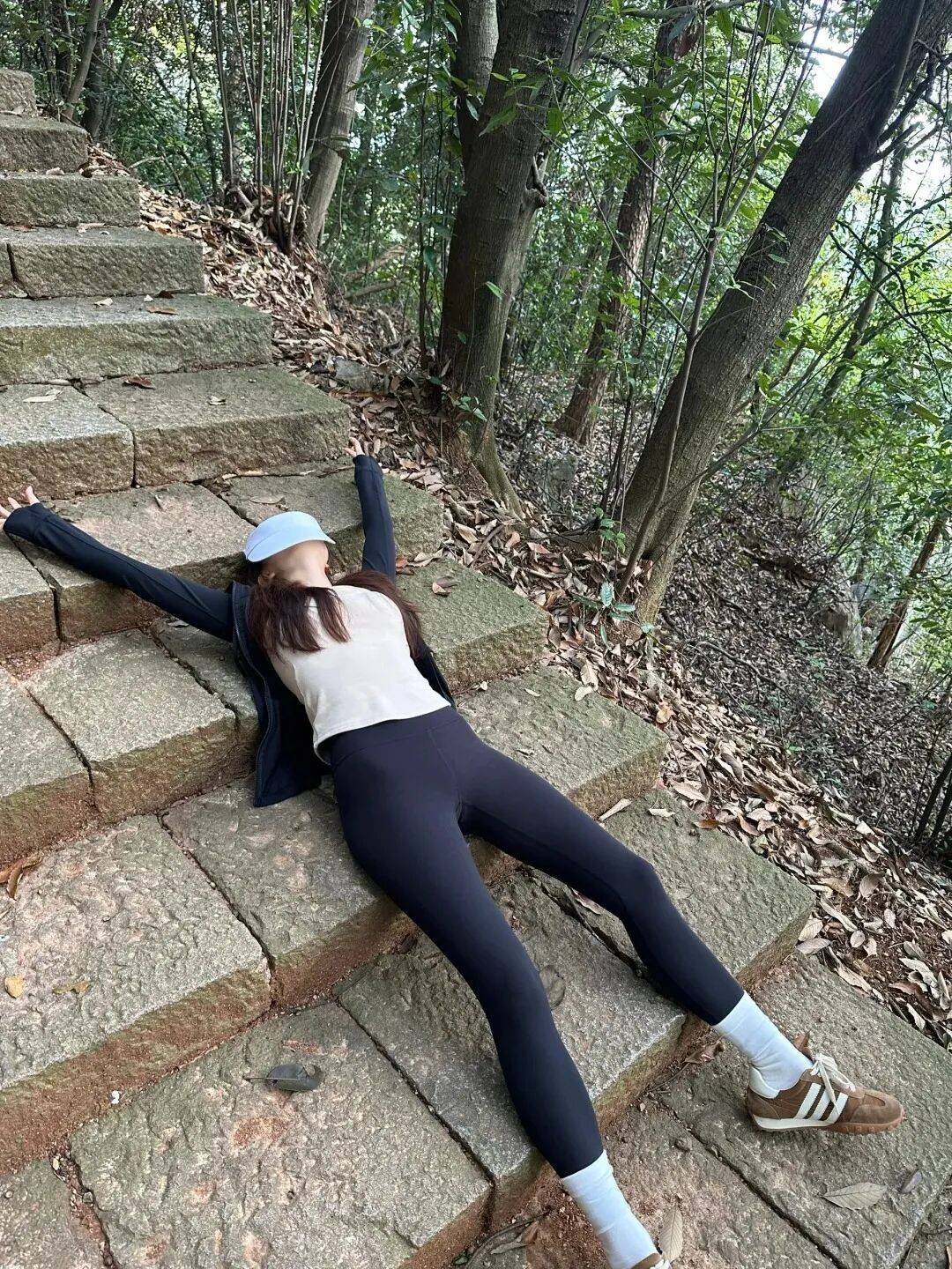 瑜伽裤爬山被骂“不检点”？户外运动中的穿衣自由为何总被“凝视”？