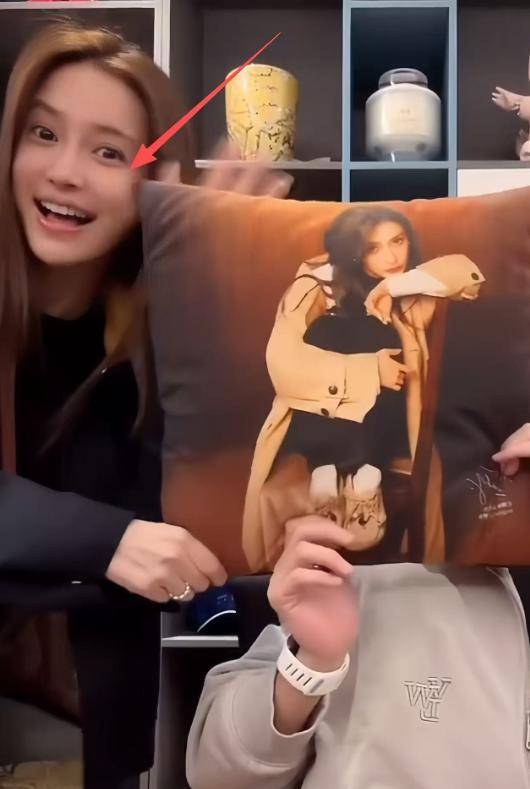 杨颖突然现身红蜻蜓直播！素颜还像洋娃娃，露脸几秒炸翻评论区