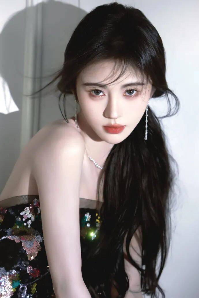 鞠婧祎靓丽写真美爆了！不是肥乳肥臀也能性感撩人