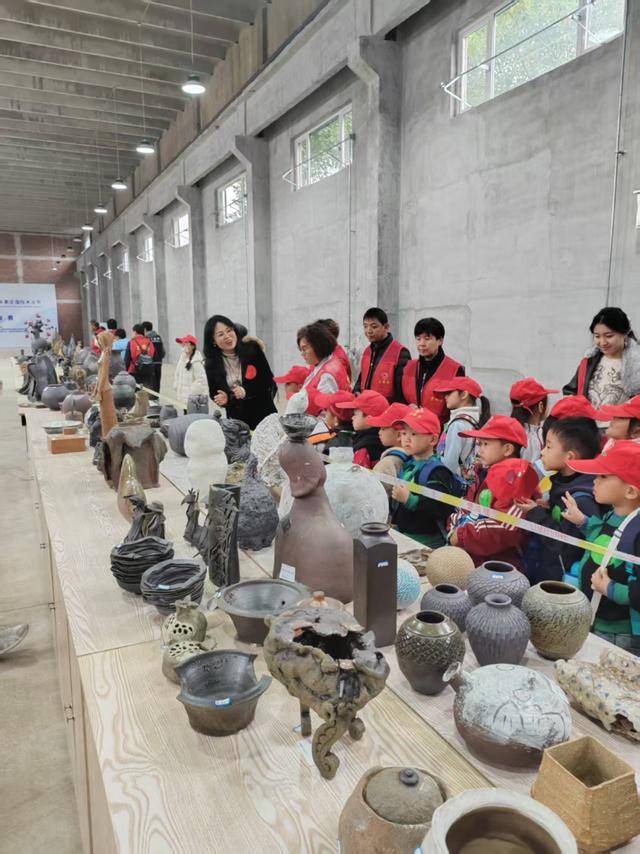 文化书院进行时 | 捏陶艺、唱红歌！朱家庄艺术村公益研学，让孩子触摸传统艺术